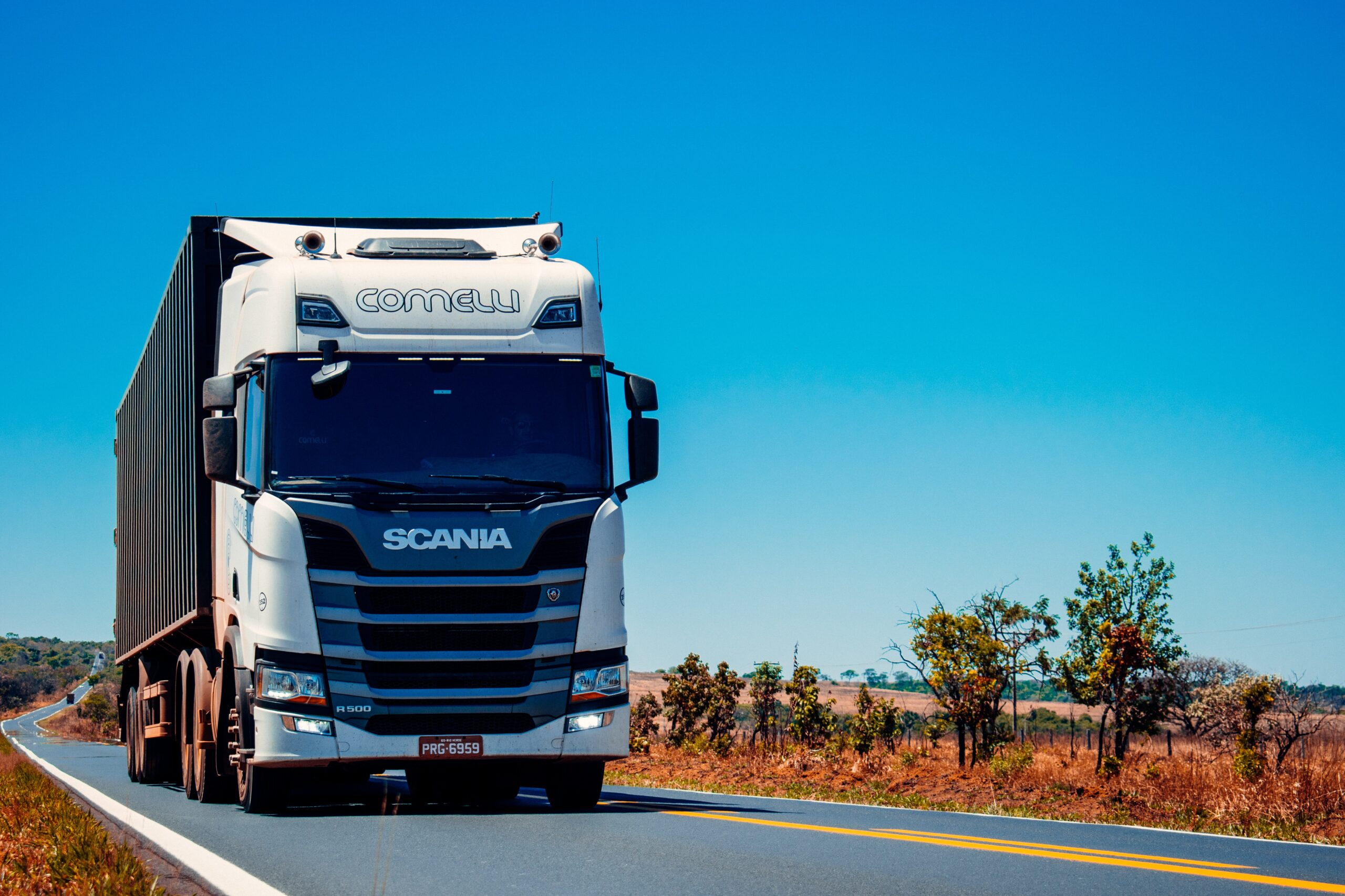 Bilden visar en lastbil som levererar varor. När du beställer logisktjänster hos ett logistikföretag med internationella transporter då krävs det en erfaren speditör.