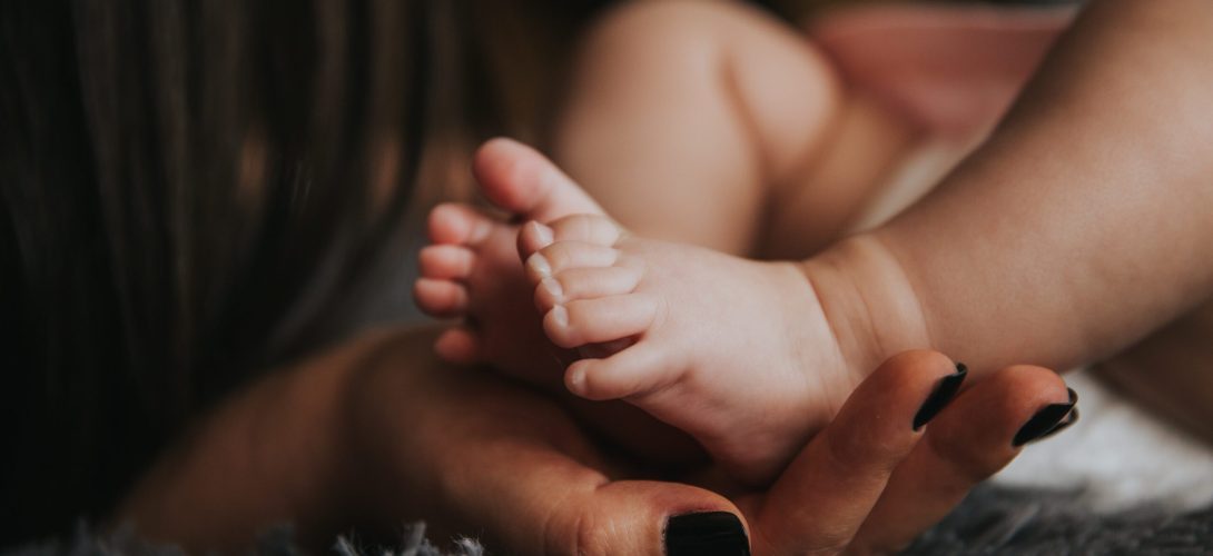 Bilden visar en person med ett barn. Privat gynekolog och barnmorska i Vasastan - Stockholm. Få hjälp med preventivmedel, NIPT, tidigt ultraljud och cellprov.